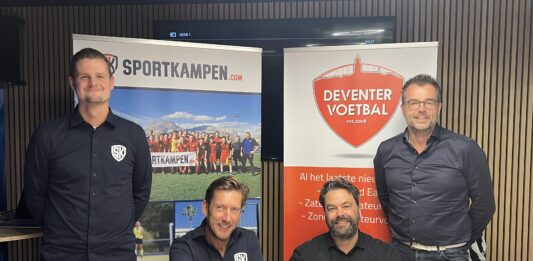 Samenwerking www.sportkampen.com en www.deventervoetbal.nl is een feit! V.l.n.r. Djordi van der Hoop, Tim van Ammelrooy, Roy Beumer en Mark Webbink